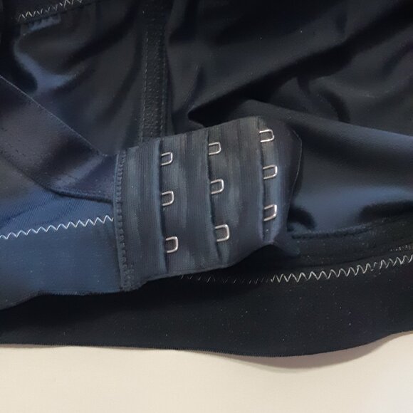 Anita  Sports Bra  5521 Size 32E Active Light & Firm    Black Color - Picture 6 of 7